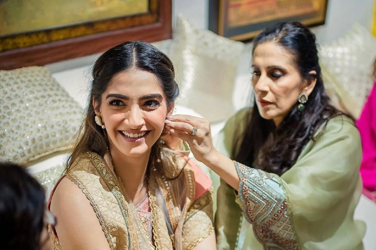 মায়ের টোটকা: সোনম জানিয়েছেন, নারকেল তেল ব্যবহারের অভ্যাস তিনি পেয়েছেন তাঁর মা সুনীতা কাপুরের (Sunita Kapoor) কাছ থেকে। তাঁর মা-ও নিয়মিত নারকেল তেল ব্যবহার করেন ত্বক ও চুলে।
